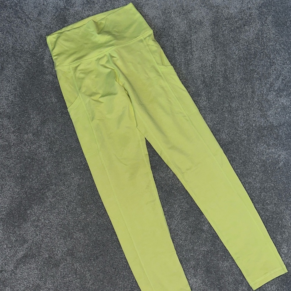 Women workout leggings. Size med. Neon yellow. Side pockets.